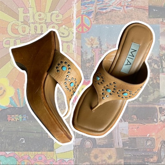 Vintage Y2K Chunky Wooden Sandals with Turquoise Details - Picture 4 of 4